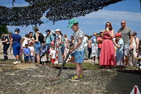 „Minen“ suchen im Sandkasten