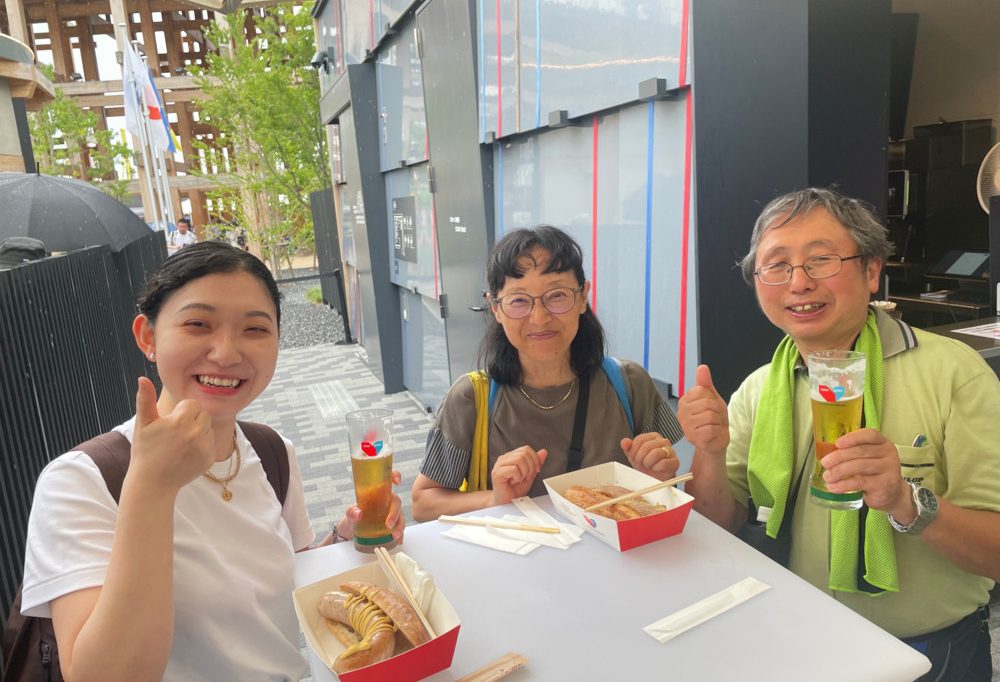 Grillwurscht und Gromperekichelcher mit Stäbchen essen / Besucher der Expo 2025 in Osaka sind von der Luxemburger Küche überzeugt