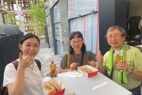 Grillwurscht und Gromperekichelcher mit Stäbchen essen / Besucher der Expo 2025 in Osaka sind von der Luxemburger Küche überzeugt