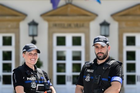 Die Polizistin und der Polizist merken bei ihrer Arbeit, dass ihre Präsenz positive Auswirkungen hat