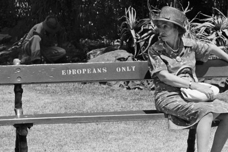 Cole, comme photographe, a r&eacute;v&eacute;l&eacute; pour la premi&egrave;re fois les horreurs du r&eacute;gime de l&rsquo;apartheid