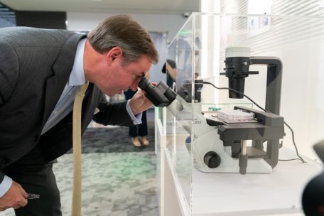 Erbgroßherzog Guillaume schaut sich an, wie iPS-Zellen aussehen