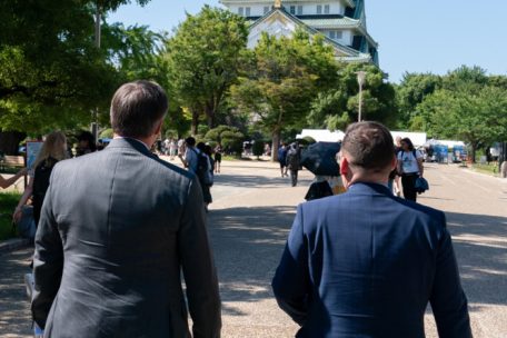 Guillaume mit dem luxemburgischen Botschafter in Japan, Michel Leesch, beim kurzen Spaziergang zum Schloss