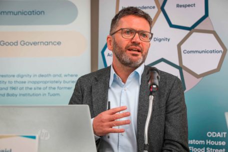 Daniel MacSweeney, der Leiter der Ausgrabungen erklärt das Vorgehen seiner Behörde