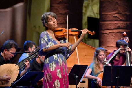Auf verlorenem Posten  / Die „Académie d’Ambronay“ kämpft gegen katastrophale akustische Verhältnisse im Hof der Abtei Neumünster
