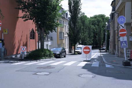 Seit über einer Woche ist die rue des Roses nur noch einseitig befahrbar