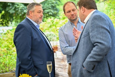 Meris Sehovic (r.) im Gespräch mit Schatzmeister Serge Faber (l.) und François Benoy
