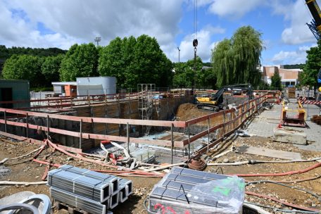 Die Bauarbeiten in der Avenue du Parc des Sports sind seit Anfang 2025 in vollem Gange – die aktuellen Ermittlungen sollen diesen nicht in die Quere kommen