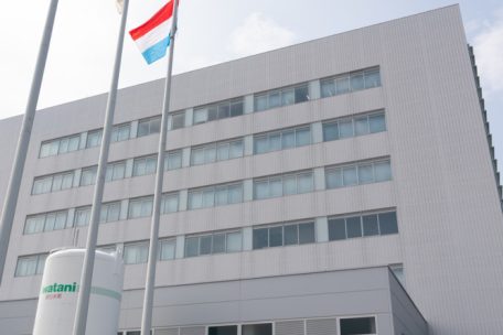 Luxemburgische Fahne vor dem Forschungszentrum