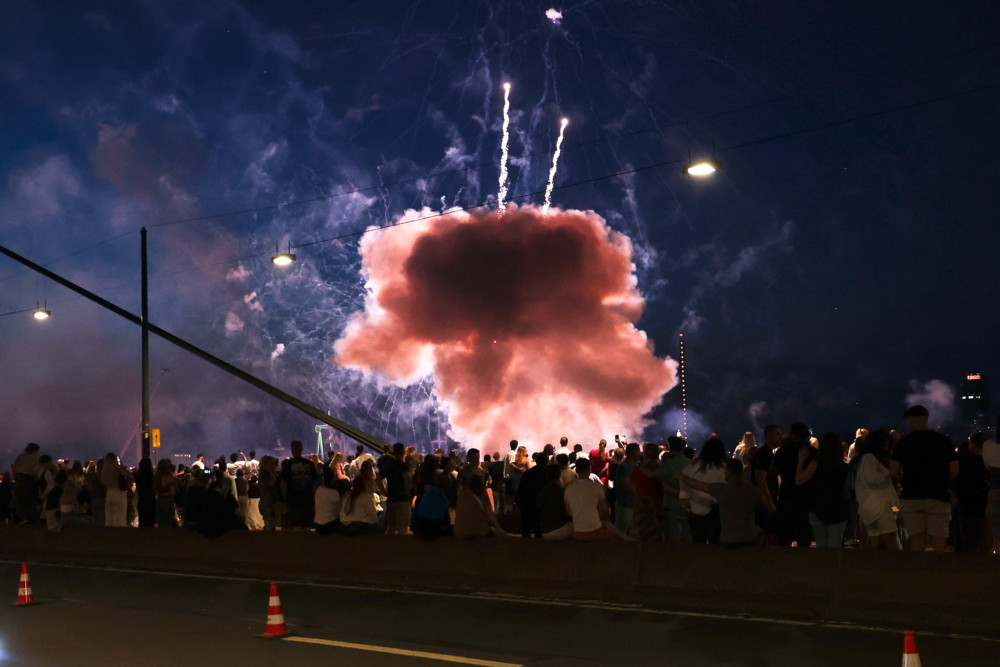 Deutschland / 19 Menschen durch Feuerwerkskörper bei Rheinkirmes in Düsseldorf verletzt