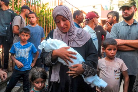 Eine Mutter trauert um ihr Neugeborenes, das an Unterernährung gestorben ist