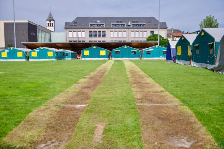 Auf dem ehemaligen Fußballfeld entsteht ein ganzes Dorf – aufgebaut von Ehrenamtlichen