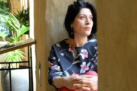 Die Luxemburger Künstlerin Justine Blau hat sich unter anderem mit ihren „fotografischen Skulpturen“ einen Namen gemacht. In ihren Werken hat sie die verschiedenen Sprachen und Verwendungsmöglichkeiten der Fotografie erforscht.