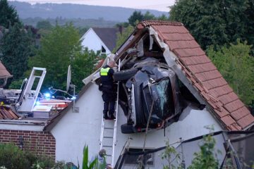 Deutschland / Auto fliegt in meterhohes Schuppendach – Kind auf Trampolin schwer verletzt