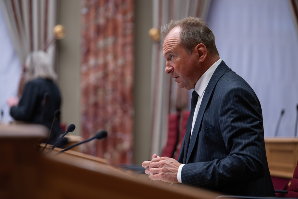 Staatsfinanzen / Etwas mehr Ausgaben als Einnahmen: Minister Roth präsentiert Zahlen für das erste Halbjahr 2025