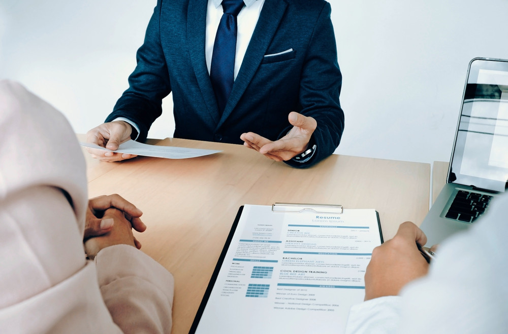 Konjunktur / Zahl der Anträge auf Kurzarbeit und betroffene Jobs sinkt deutlich
