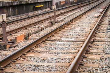 Beim Abschleppen / Das war knapp: Bus kollidiert an Bahnübergang in Walferdingen beinahe mit Zug