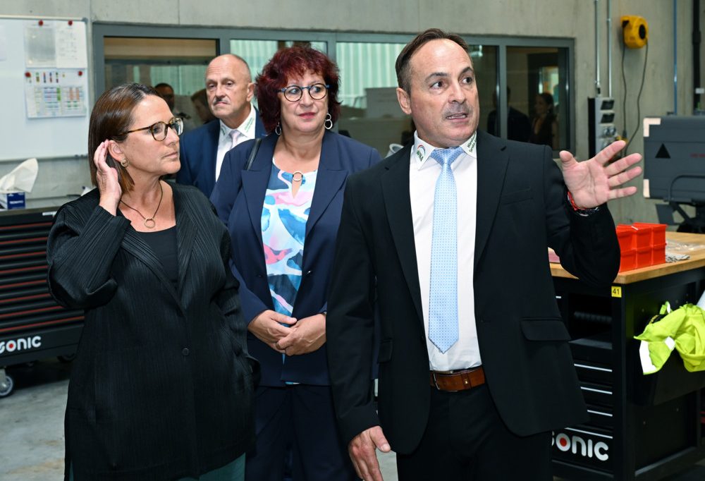 Militär / Ein Symbol transatlantischer Kooperation: Verteidigungsministerin Backes weiht neues WSA-Gebäude ein