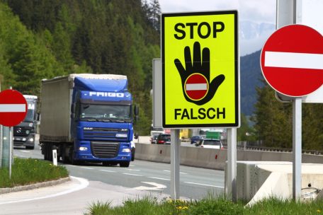 Gefahr auf der Autobahn / Wie man sich bei Geisterfahrten richtig verhält