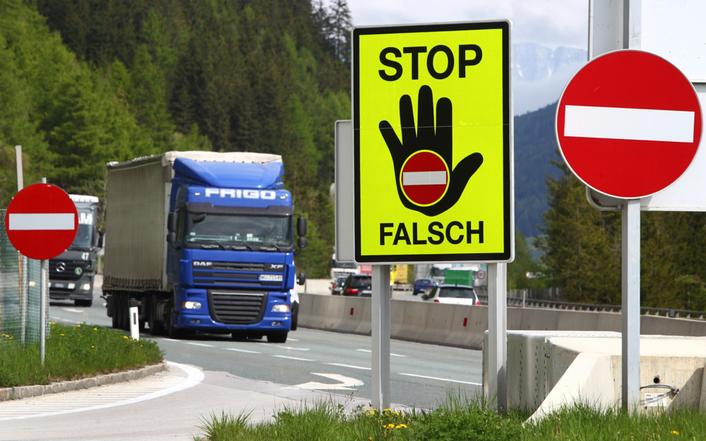 Gefahr auf der Autobahn / Wie man sich bei Geisterfahrten richtig verhält