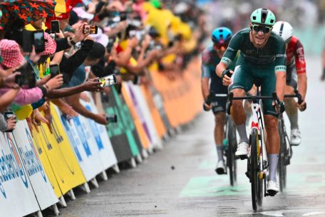 Tour de France / Milan gewinnt seine zweite Etappe und sichert vorerst Grün ab – Stürze im Finale