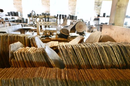 In der Spalthalle gibt es einen Einblick in ein uraltes Handwerk
