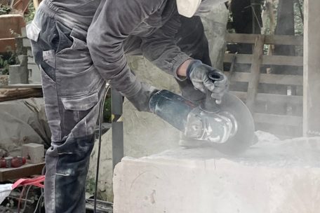K&uuml;nstler bei der Arbeit am Marmorblock