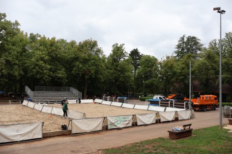 Die Aufbauarbeiten kamen wie geplant voran, jetzt fehlt nur noch die Sonne