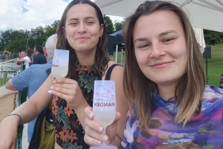 Die zwei Belgierinnen genießen ihren Abend in Vianden bei Crémant und Musik, bevor es mit dem Camper weitergeht