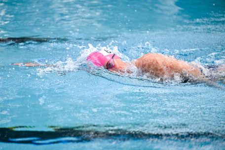 Erste Wagemutige trauten sich kurz nach der Eröffnungszeremonie in das kalte Wasser – mit einer Länger von 50 Metern hat das Becken olympische Maße
