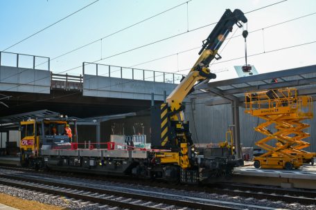 Die Scheiben für die sogenannten „Markisen“ über dem Bahnsteig werden auf die Stahlkonstruktionen gehoben – zum Schutz vor Regen