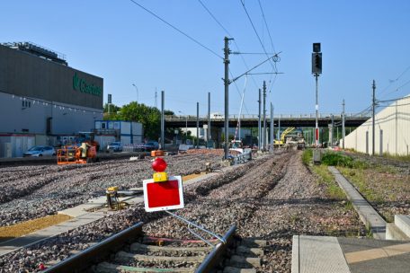 Aktuell hören die Gleise direkt hinter der Bahnsteigplattform auf – in den kommenden Wochen werden insgesamt 2.700 Meter neue Schienen verlegt