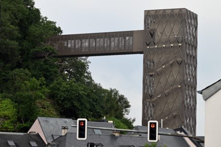 Der Turm des Aufzugs ragt wuchtig über den Dächern empor