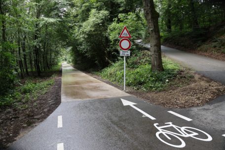 Der neue Fahrradweg besteht aus Betonplatten