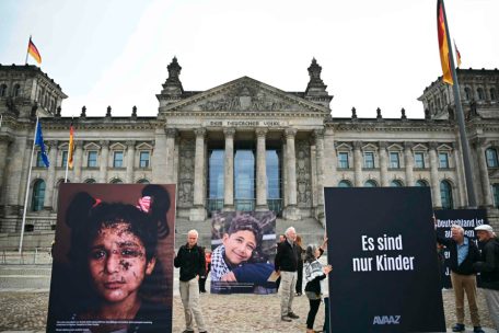 Gratwanderung / Wie die deutsche Regierung sich gegenüber Israel positioniert