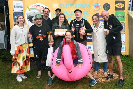 Übergabe des Pokals für das sympathischste Team durch Editpress-Generaldirektorin Michelle Cloos (l.) 