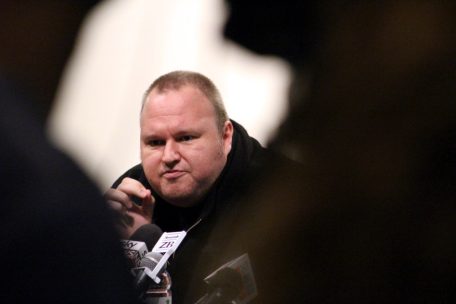Neuseeland / Kim Dotcom meldet sich nach Schlaganfall und Auslieferungsbeschluss zurück