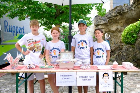Ein kleines Projekt mit großer Wirkung: Charlotte, Sue, Boy und Joséphine verkaufen Selbstgebasteltes für den guten Zweck