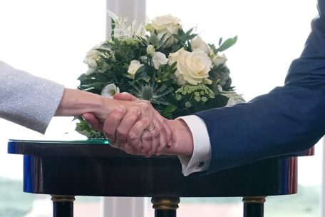 Ungleichgewicht: US-Präsident Donald Trump schüttelt der Präsidentin der Europäischen Kommission Ursula von der Leyen die Hand