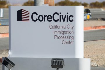 Profit mit menschlichem Leid / Wie private Gefängnisbetreiber von Trumps Abschiebe-Eifer profitieren