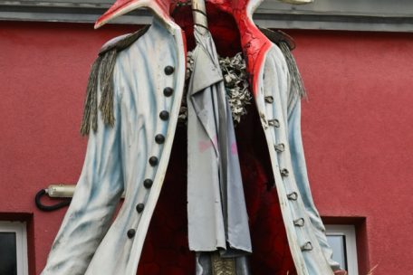 Auf dem Dach des Gebäudes thront die bisher größte Tsume-Art Statue