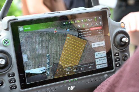 Über eine Karte auf der Fernbedienung kann ganz einfach der Weinberg eingezeichnet werden