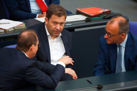 Deutschland / Bald 100 Tage CDU-SPD-Koalition: Von weggeschlossenen Handys und eisigen Mienen