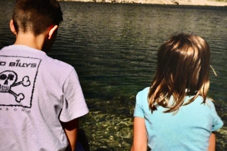 Aus dem Familienfotoalbum: Hier sind Sarahs* Kinder 12 und 6 Jahre alt.