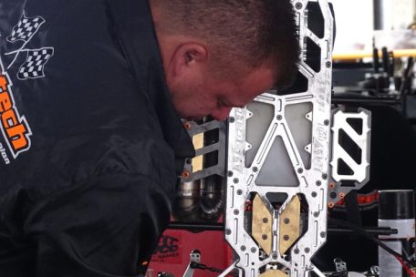 Im Werkbereich wird fast konstant an den Autos geschraubt und nachjustiert, um auch jede Sekunde aus dem Motor herauszuholen