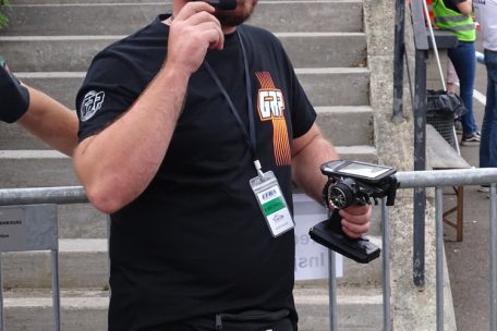 Die Fahrer kommunizieren über Funk mit ihren Helfern unten an der Strecke