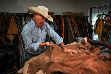 Ryan Vaughan, Geschäftsführer von Rio of Mercedes, demonstriert die Strapazierfähigkeit von Straußenleder