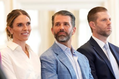 Die Familie des &bdquo;Paten&ldquo;: Bettina Anderson (links), Partnerin von Donald Trump Jr., Donald Trump Jr. (Mitte) und Eric Trump (rechts) wohnen dem Treffen zwischen US-Pr&auml;sident Donald Trump und EU-Kommissionschefin Ursula von der Leyen in Schottland bei