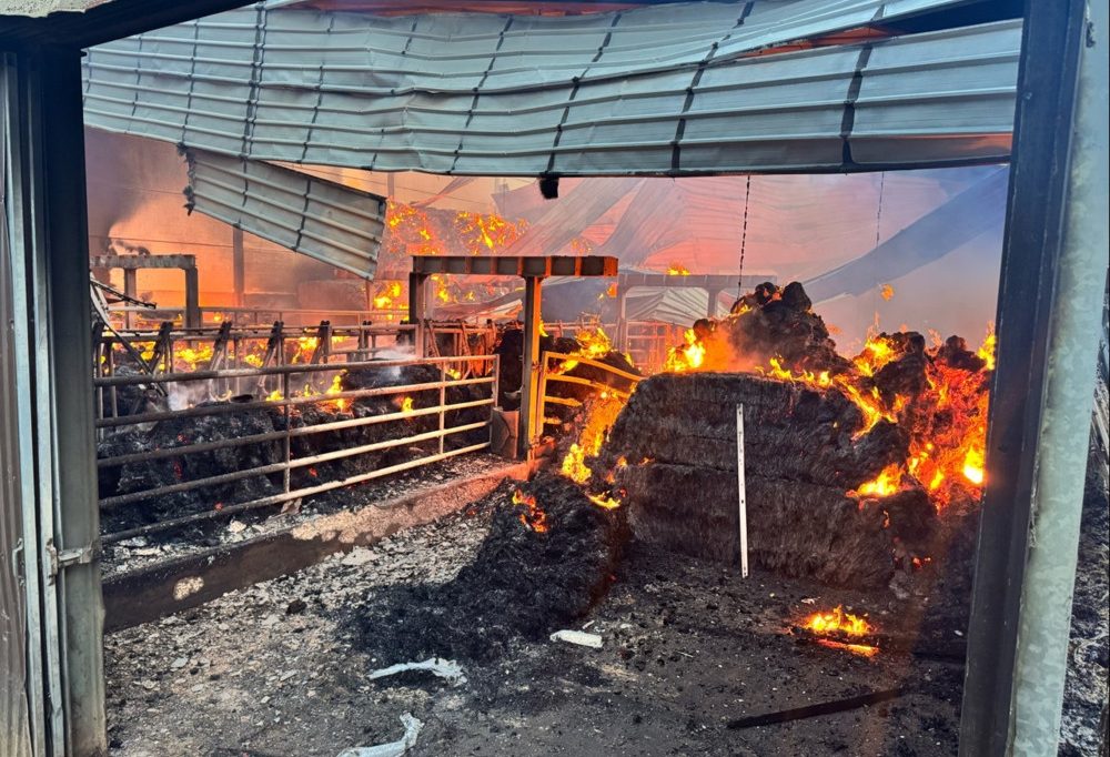 Einsatz dauert die ganze Nacht / Scheune in Colpach in Flammen: Feuerwehr muss 180 Heuballen löschen