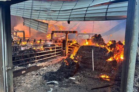 Einsatz dauert die ganze Nacht / Scheune in Colpach in Flammen: Feuerwehr muss 180 Heuballen löschen 
